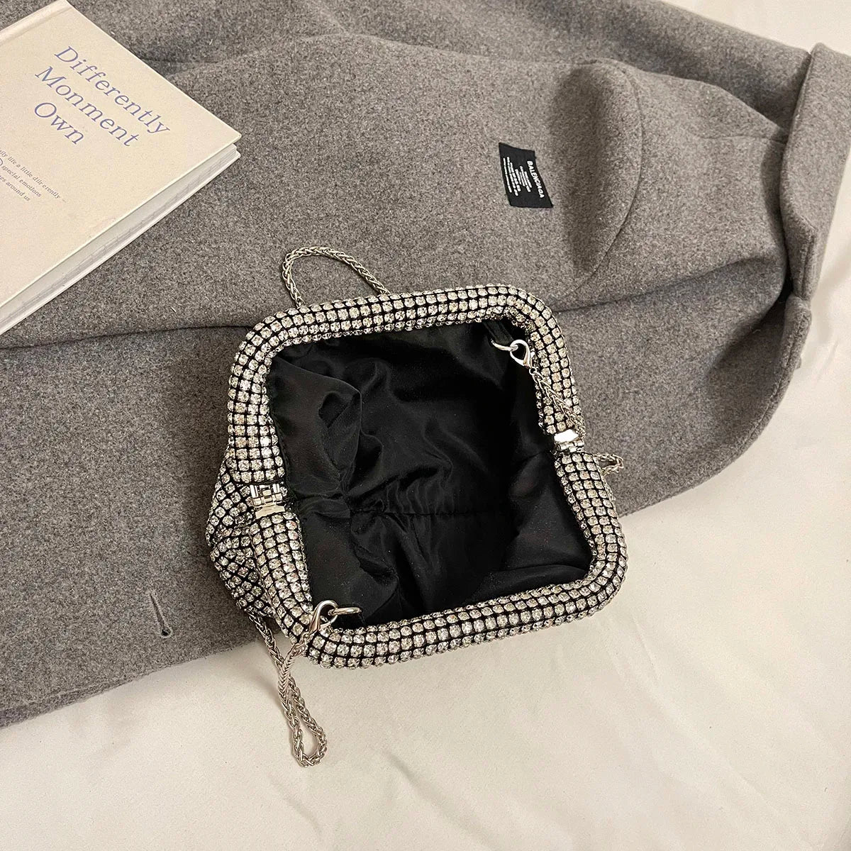 Kleine Umhängetasche für Damen – Luxus-Designerhandtasche mit Gold- und Silberkette für Abende, Partys und Veranstaltungen