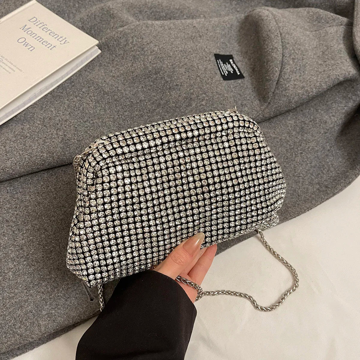 Kleine Umhängetasche für Damen – Luxus-Designerhandtasche mit Gold- und Silberkette für Abende, Partys und Veranstaltungen