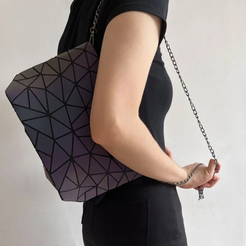 Reflektierende geometrische Umhängetasche – Leuchtende holografische Schultertasche mit Kette für Damen