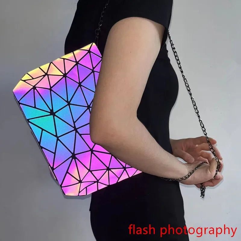 Reflektierende geometrische Umhängetasche – Leuchtende holografische Schultertasche mit Kette für Damen